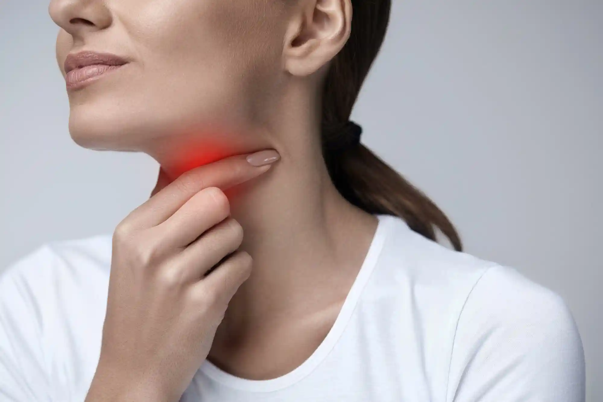 Which home remedies can help in case of a sore throat..